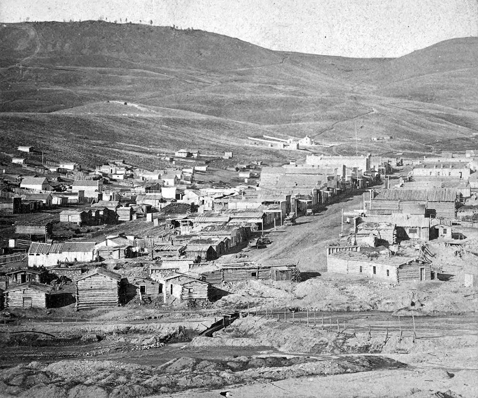 Virginia City y Alder Gulch en una fotografía antigua en blanco y negro