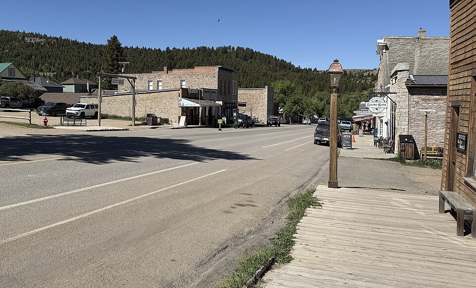 La calle principal de Virginia City, Montana, con fachadas de piedra y de madera