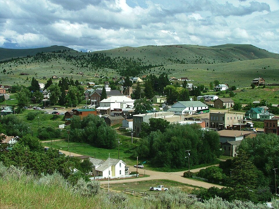 Vista sobre los techos de Virginia City, Montana, con colinas verdes al fondo