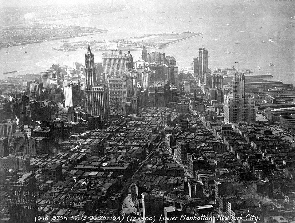 Fotografia aérea do sul de Manhattan, com Governors Island logo ao largo de sua ponta