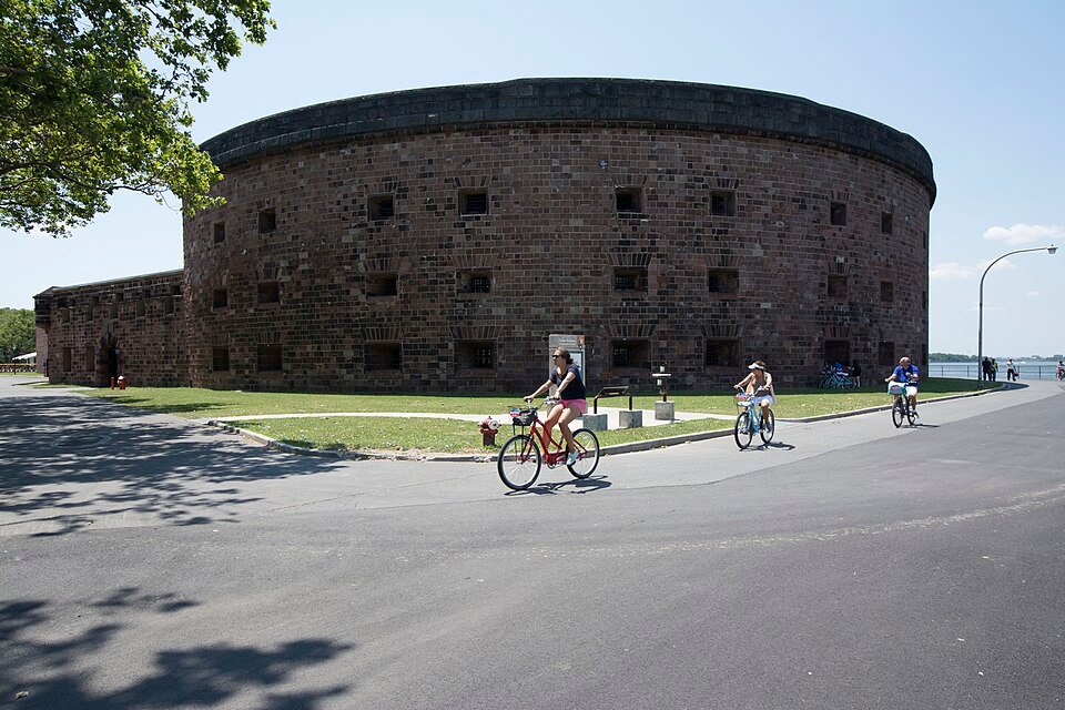Ciclistas passando pelo Castle Williams, em Governors Island