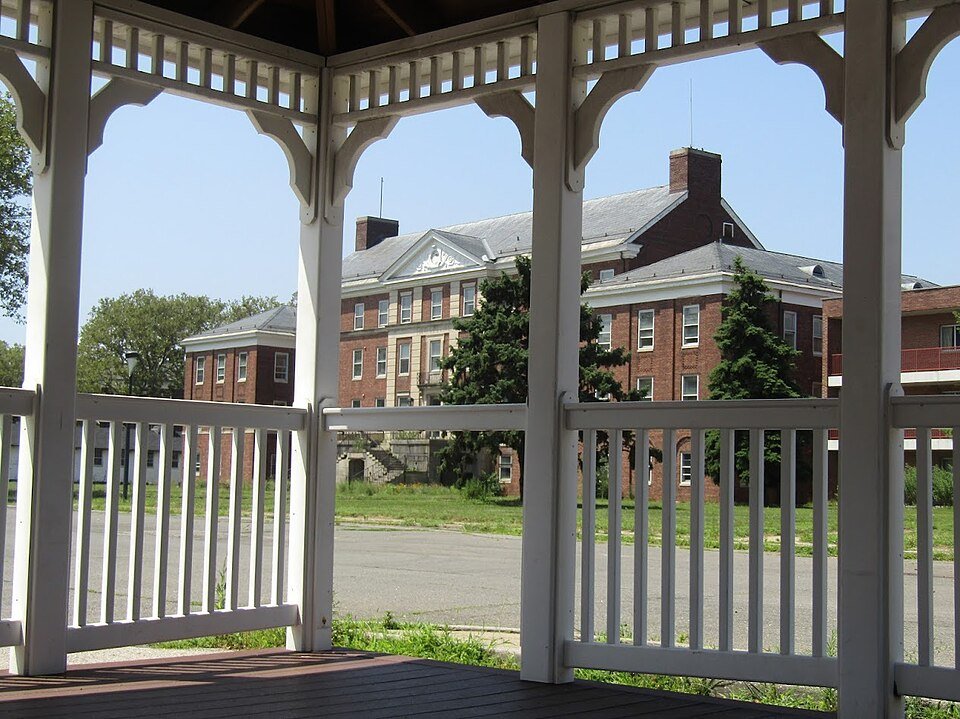 Um edifício ao lado do Castle Williams, em Governors Island