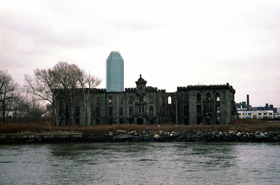 La ruina del Smallpox Hospital vista al otro lado del agua, fotografiada en 1996