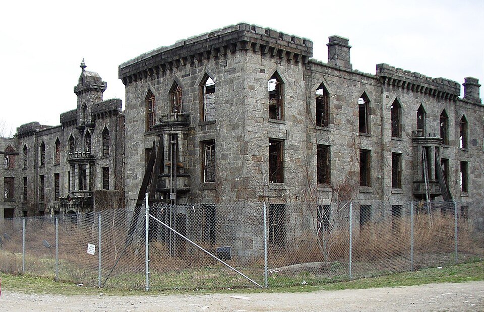 La ruina del Renwick Smallpox Hospital en 2006, tras una cerca de malla
