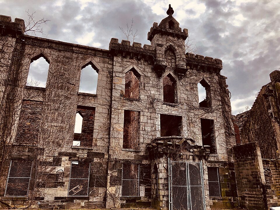 Vista cercana de la fachada de piedra de la ruina, con sus ventanas de arco apuntado, en 2019