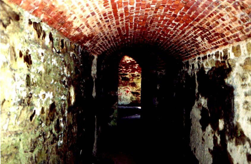 Uma passagem abobadada de tijolo dentro do Fort Adams