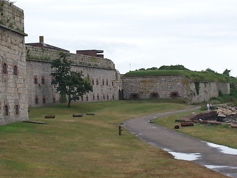 O lado oeste de granito do Fort Adams, com suas muralhas gramadas