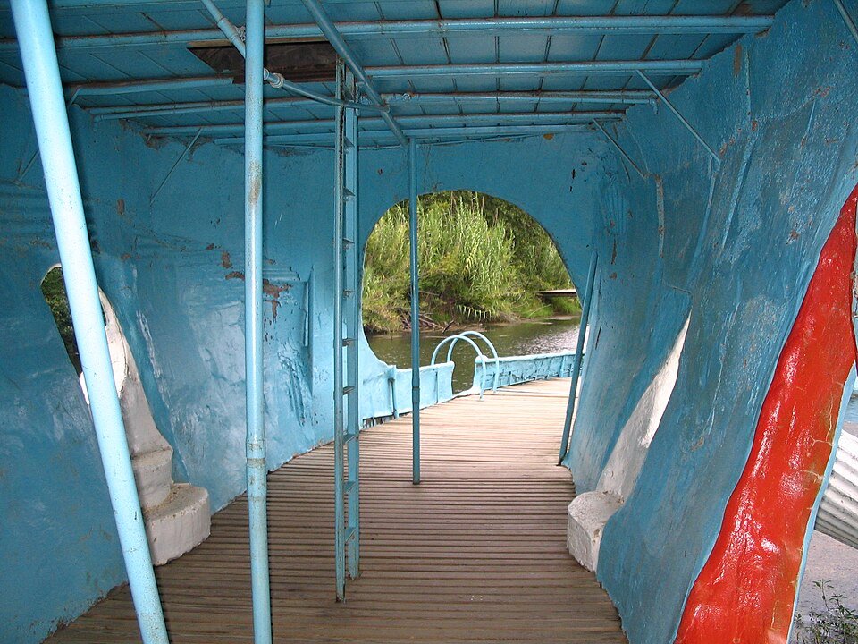 El interior de la Blue Whale of Catoosa: una pasarela de madera a lo largo del cuerpo