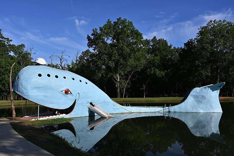 La Blue Whale of Catoosa junto a su estanque en Oklahoma