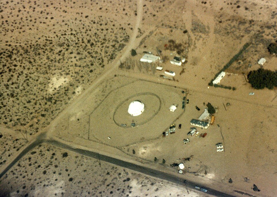 El Integratron y sus terrenos vistos desde arriba, hacia 1975
