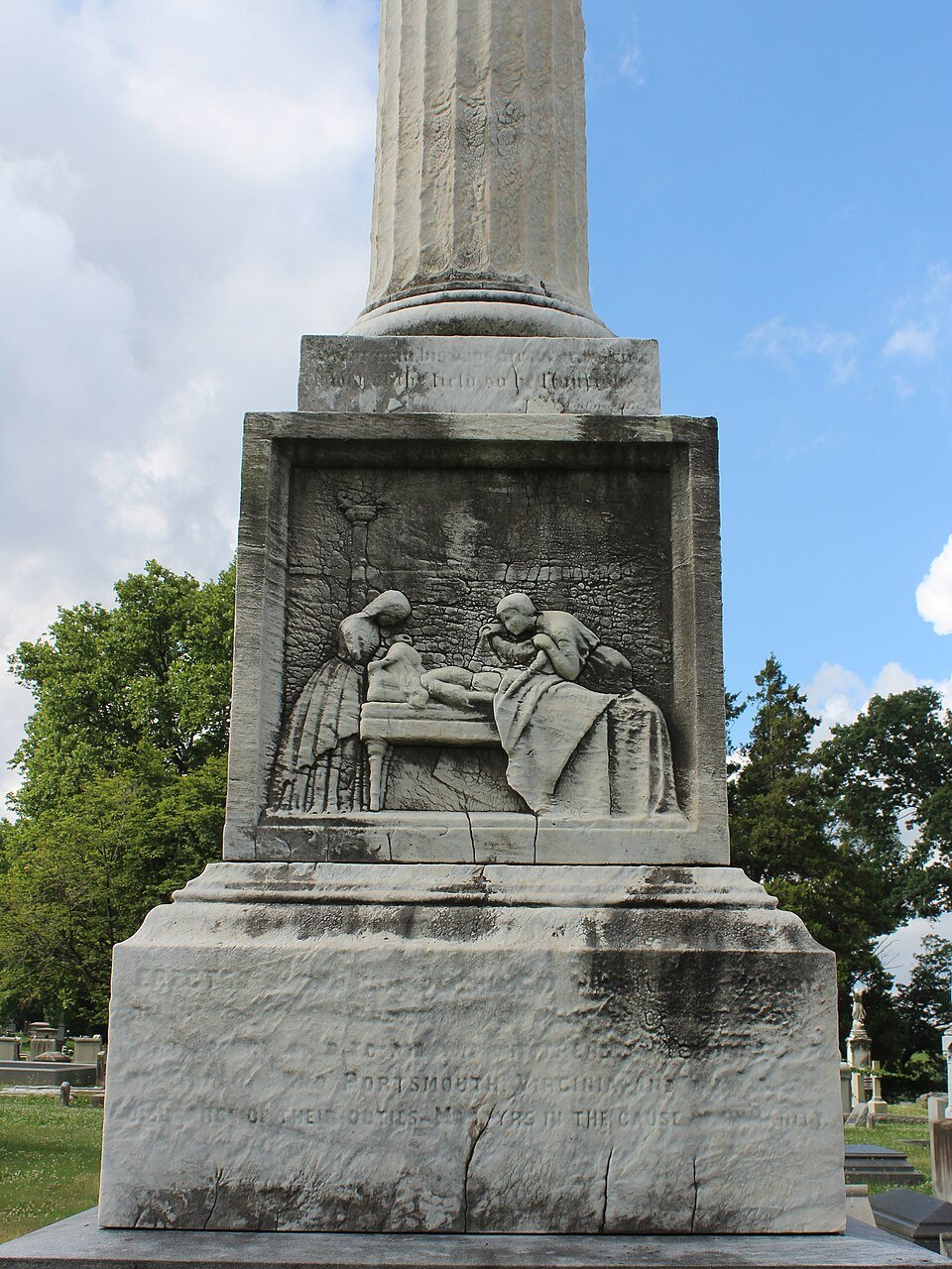 El Yellow Fever Monument de Laurel Hill Cemetery, con un relieve tallado de cuidados de enfermería en la base