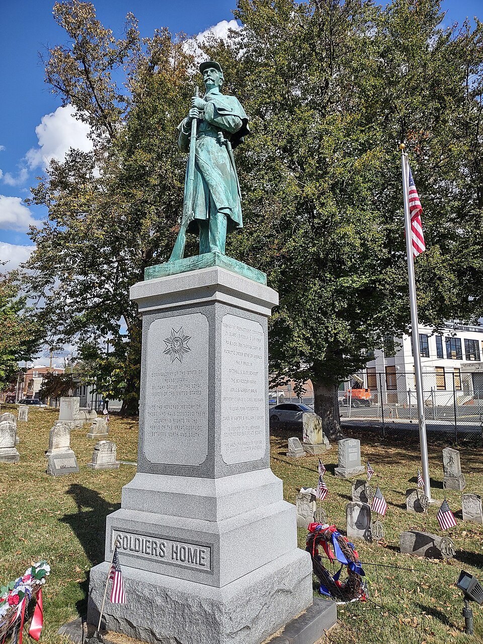 El monumento Soldiers Home, un soldado de bronce de la Guerra Civil sobre una base de granito, en Laurel Hill Cemetery en 2025
