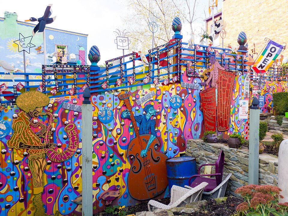Mural pintado em uma cerca, com um contrabaixo e músicos, em Randyland