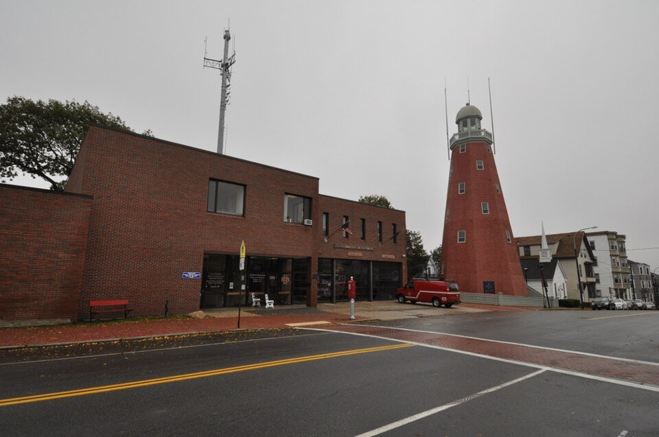 El cuartel de bomberos de ladrillo rojo de Munjoy Hill con la torre del observatorio al lado
