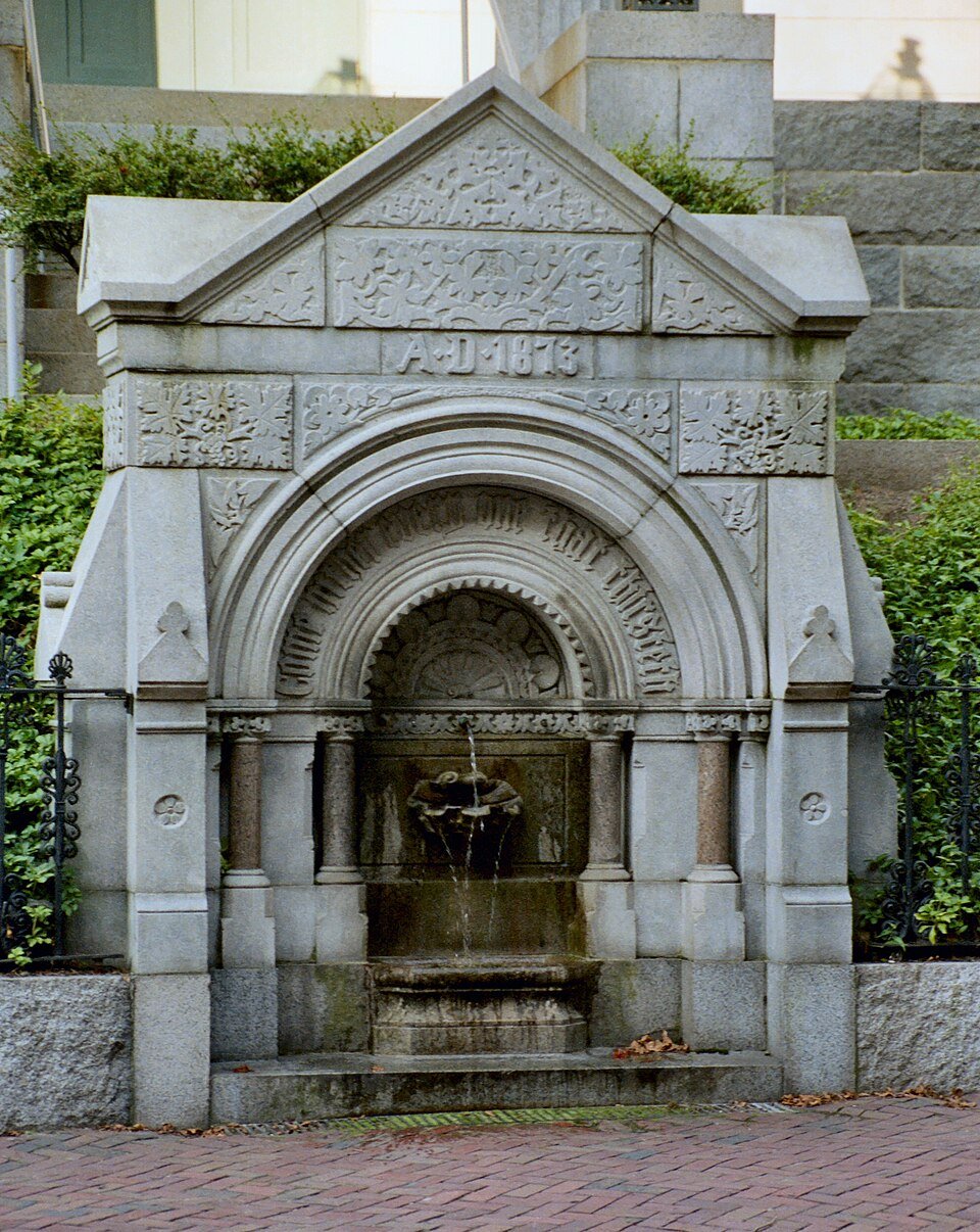 La Richmond Fountain de 1873, de estilo neogótico, con piedra tallada y un hilo de agua