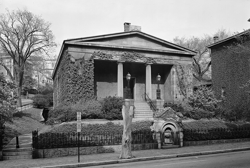 Vista histórica en blanco y negro de la fachada Greek Revival, con la Richmond Fountain junto a la calle
