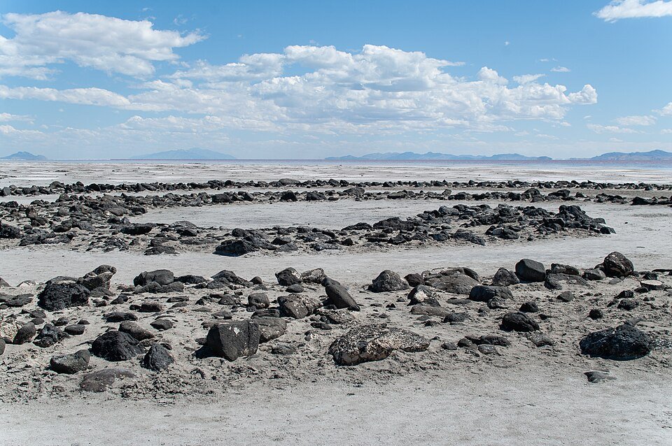 Rochas negras de basalto da Spiral Jetty no leito seco do lago em junho de 2018