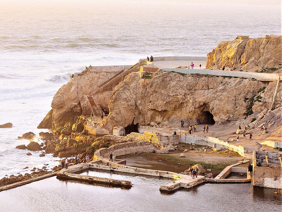 Las ruinas de Sutro Baths y los acantilados de Lands End al atardecer, vistos desde arriba