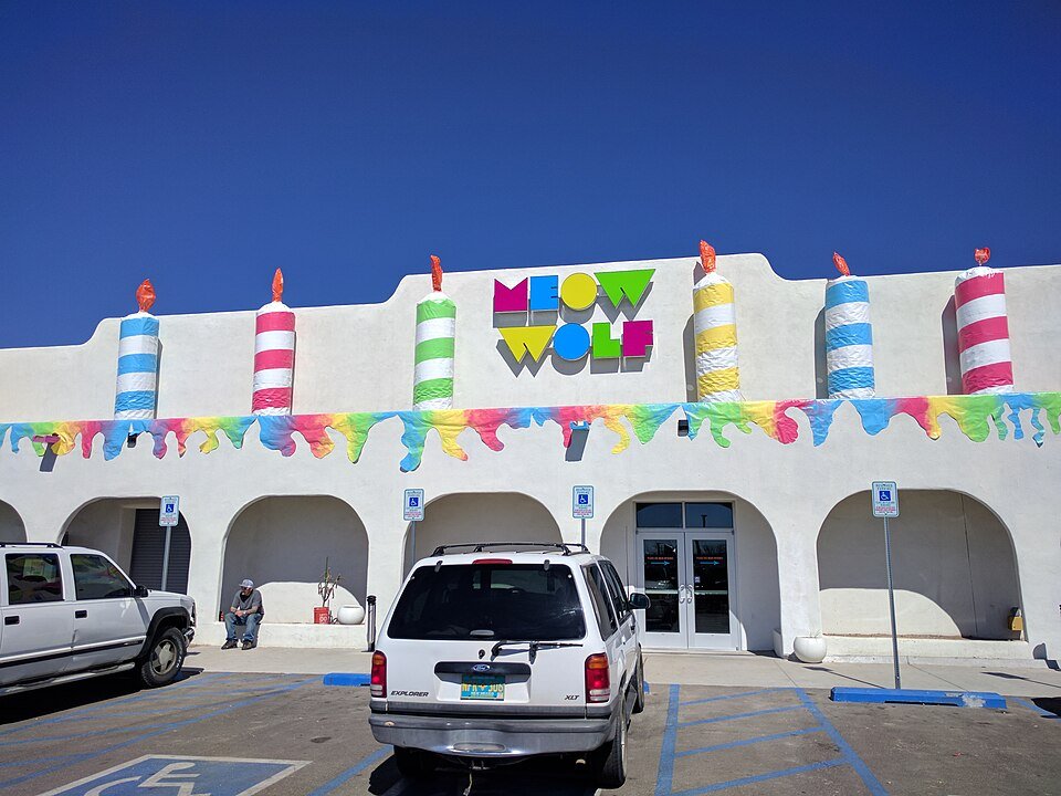 El edificio de Meow Wolf decorado con velas gigantes y glaseado de colores por su primer aniversario