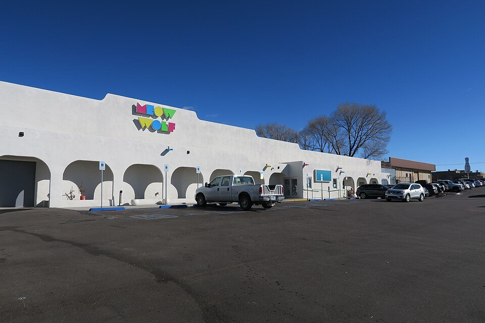 El edificio de Meow Wolf en Santa Fe, Nuevo México, visto desde el estacionamiento