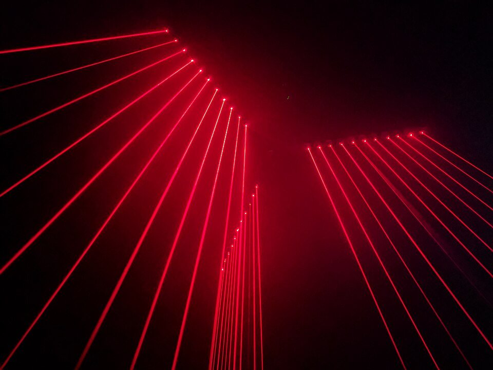 Rayos láser rojos de un arpa láser en House of Eternal Return