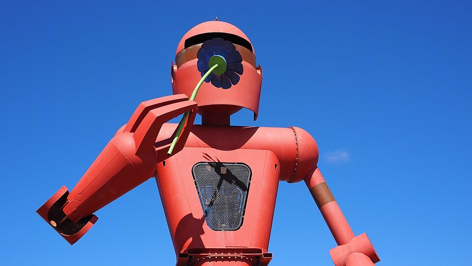Detalle de la gran escultura de un robot rojo, Becoming Human, en Meow Wolf