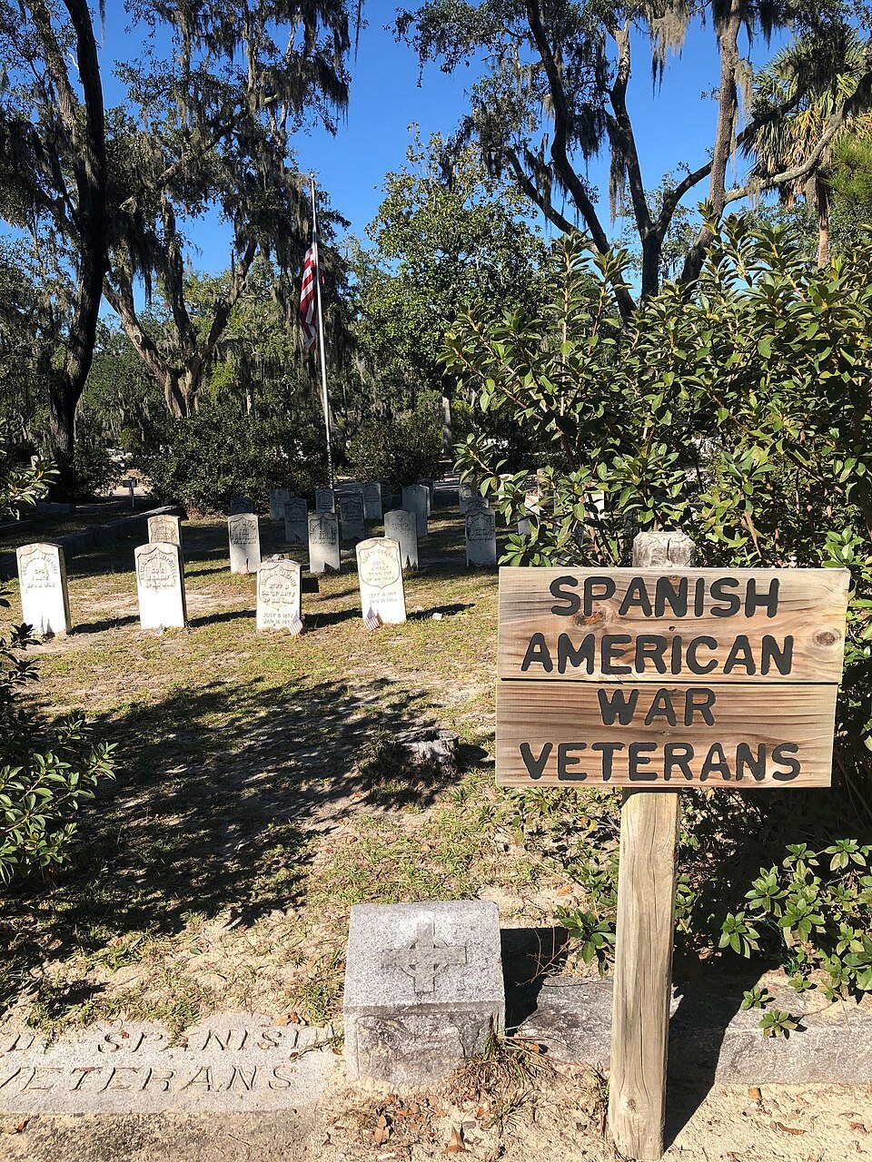 Tumbas de veteranos de la guerra hispano-estadounidense en la sección K de Bonaventure Cemetery