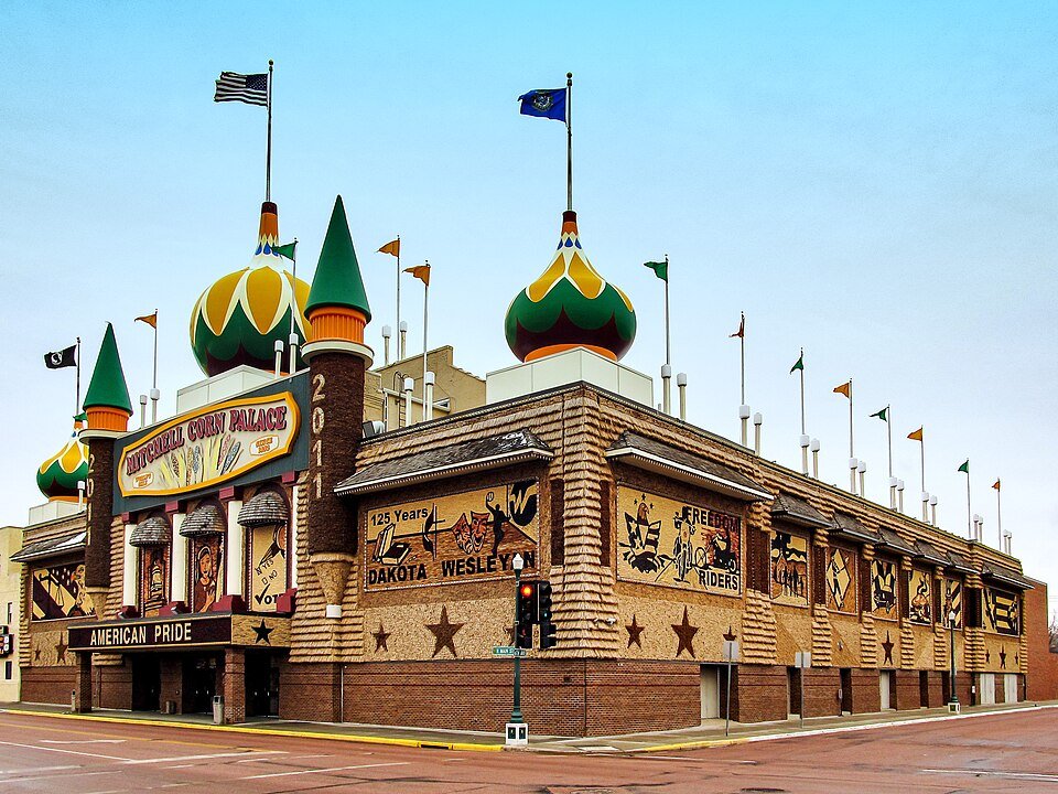 O Corn Palace em uma esquina, com um mural de milho e altas cúpulas em forma de cebola