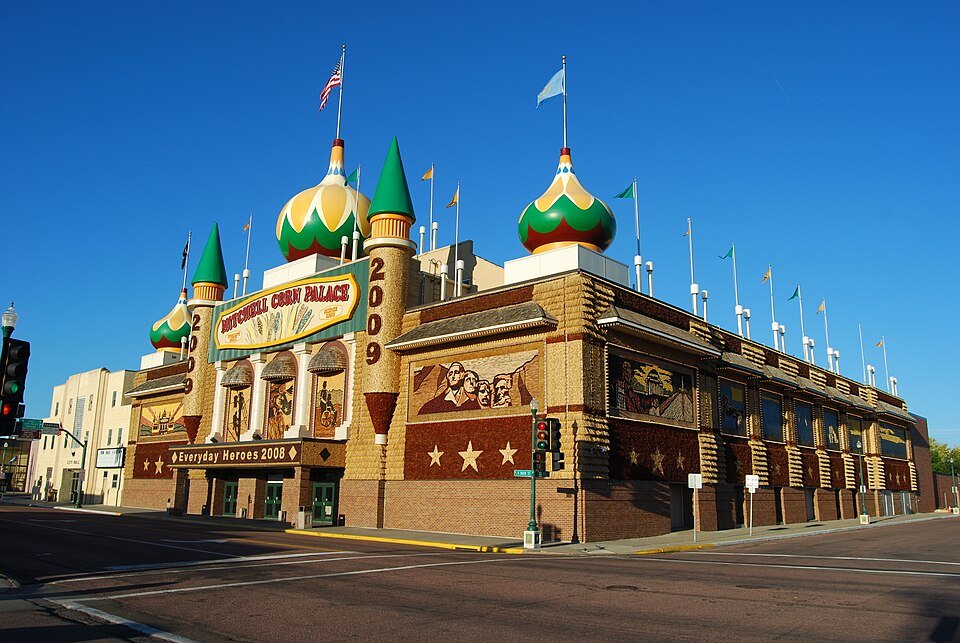 O Corn Palace visto de uma esquina, com um mural de milho do Monte Rushmore na parede lateral