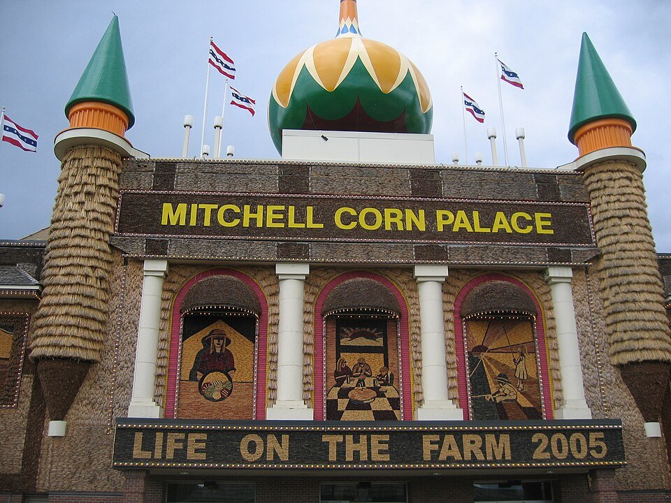 A entrada do Corn Palace com seus murais de milho de Life on the Farm e torres de ponta verde