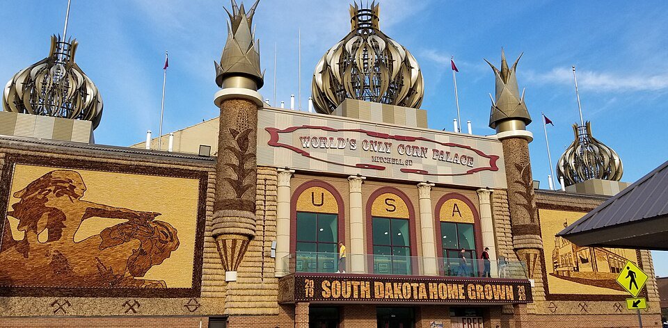 A fachada do Corn Palace com murais de milho, cúpulas em forma de cebola e a placa World's Only Corn Palace