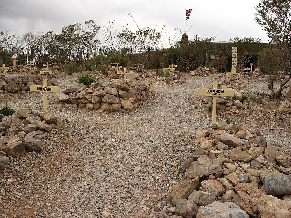 Túmulos com cruzes e montes de pedras no Boothill Graveyard