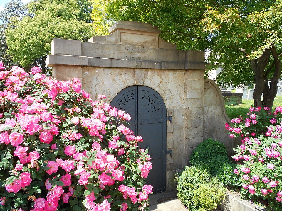 La Public Vault de Congressional Cemetery, con rosas