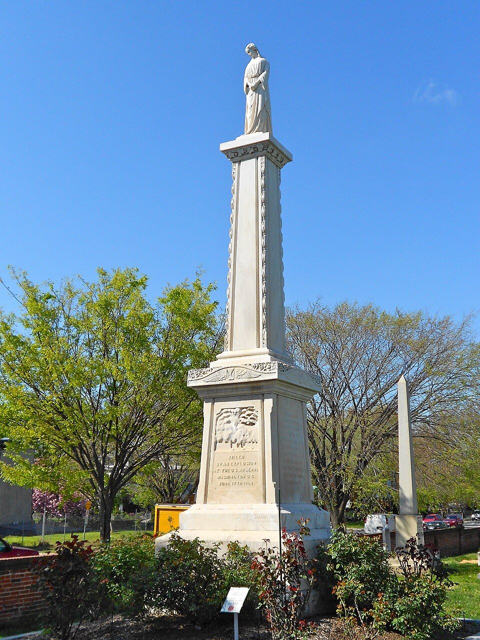 El Arsenal Disaster Monument en Congressional Cemetery, coronado por la escultura de una joven afligida