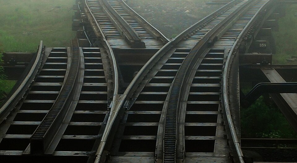 Um desvio de via do trem de cremalheira do Monte Washington, com a cremalheira entre os trilhos
