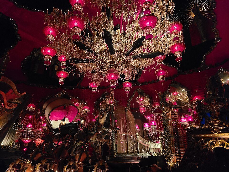 Um lustre ornamentado com cúpulas rosa-avermelhadas pendurado na Red Room da House on the Rock